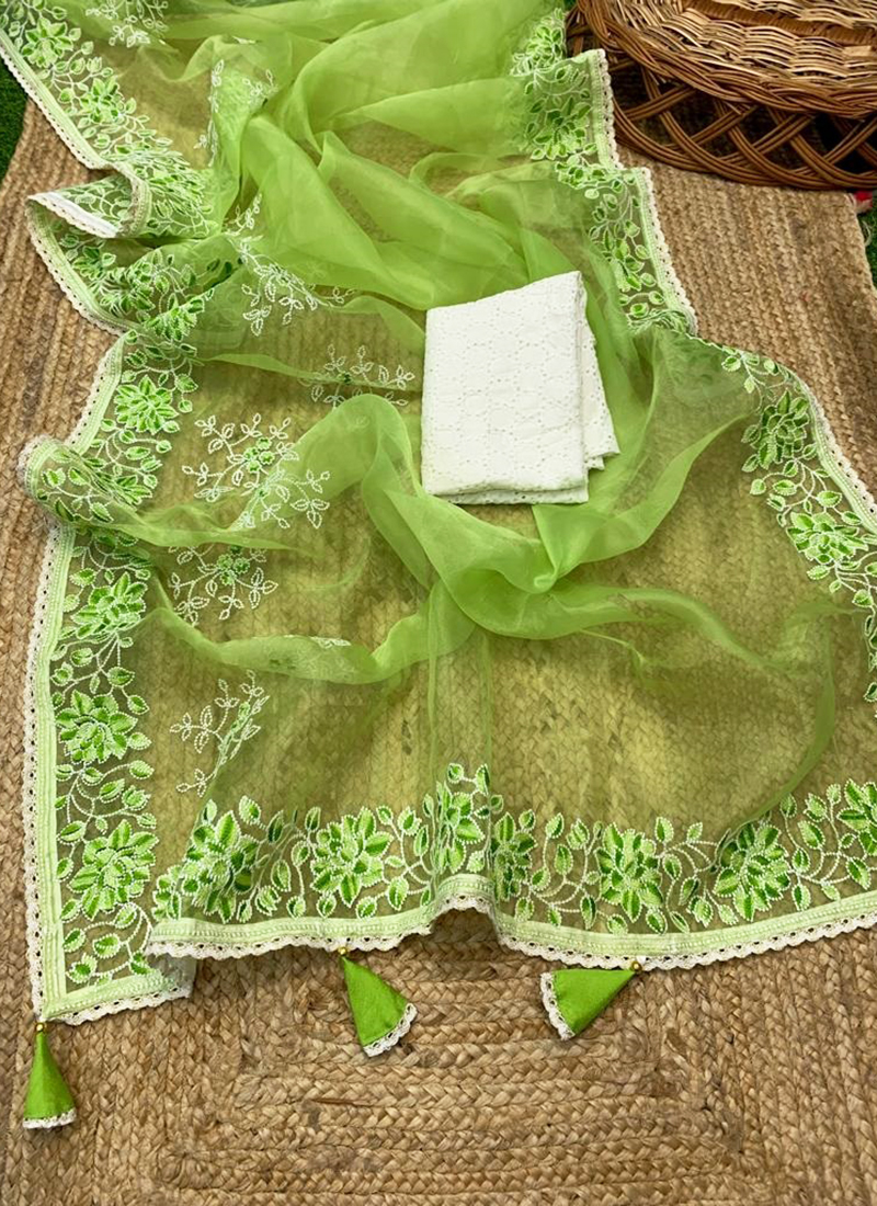 https://image.suratwholesaleshop.com/data/2022y/November/36574/Traditional-Wear-Green-Embroidery-Work-Organza-Saree-ROOPRANG-1.jpg