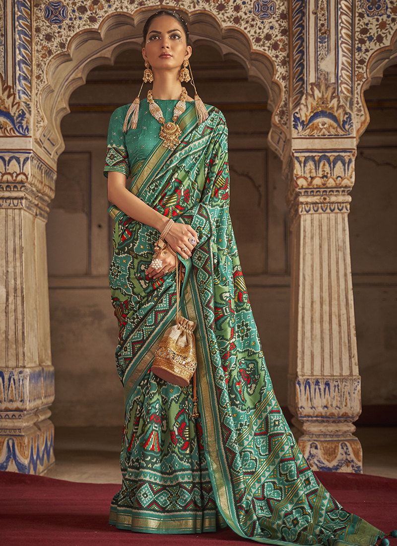 Madhuri Dixit Looks Ethereal In Silk Saree, Her Traditional Attire Is Ideal  For Your Diwali Look! - Boldsky.com